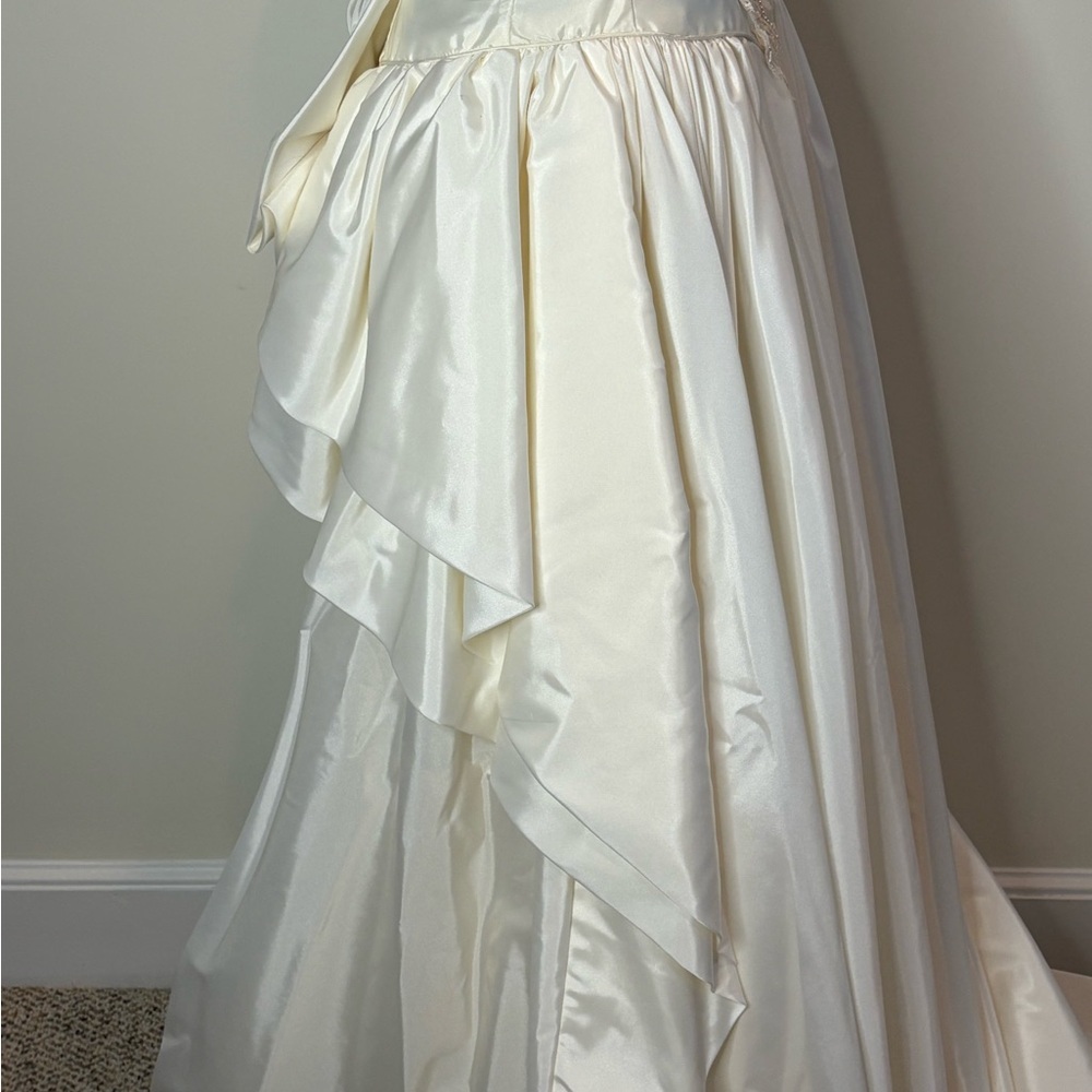 White Satin Look Wedding Dress with Romantic Lace Details. Vintage. Size 8 - Picture 10 of 16